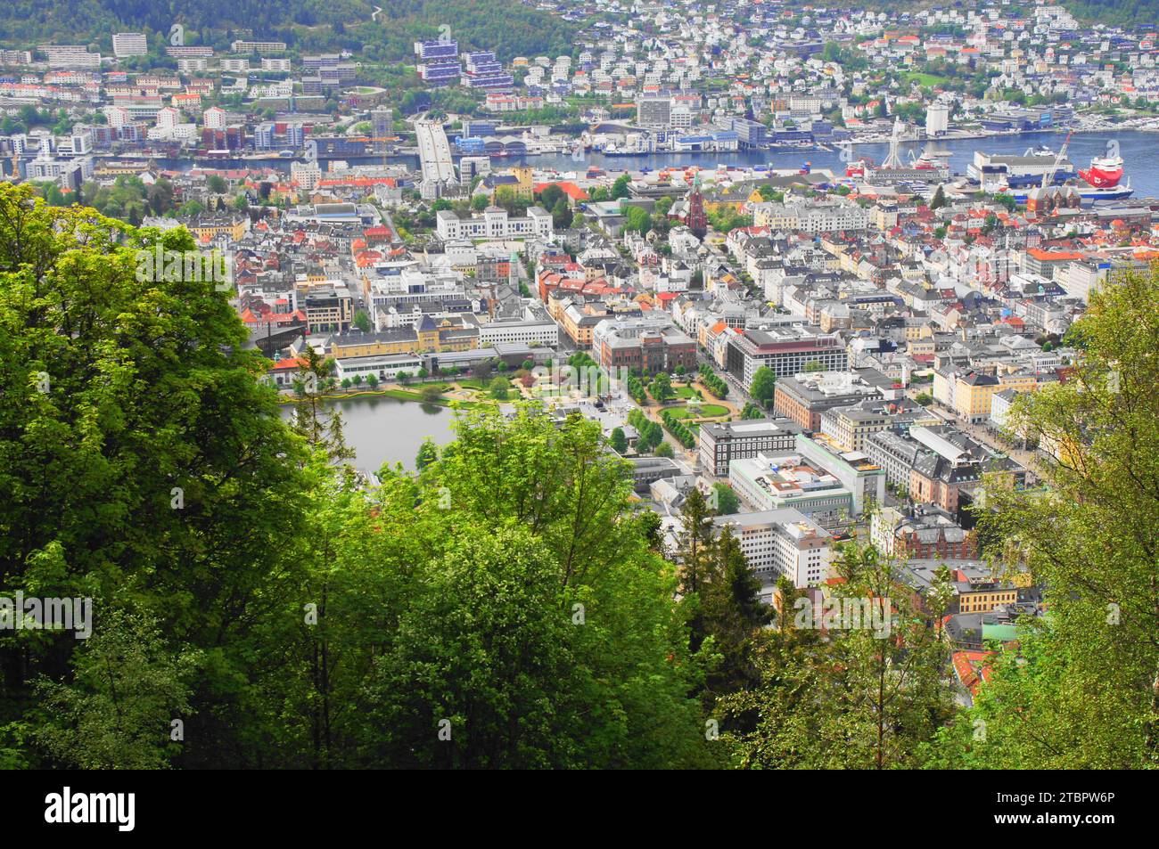 La vista di Bergen, la seconda città più grande della Norvegia, dal Monte Floyen. Foto Stock