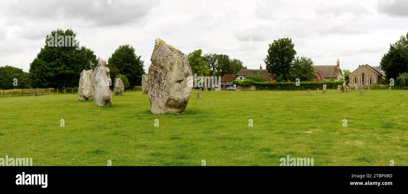 AVEBURY HENGE AND STONE CIRCLE – WILTSHIRE, INGHILTERRA Foto Stock