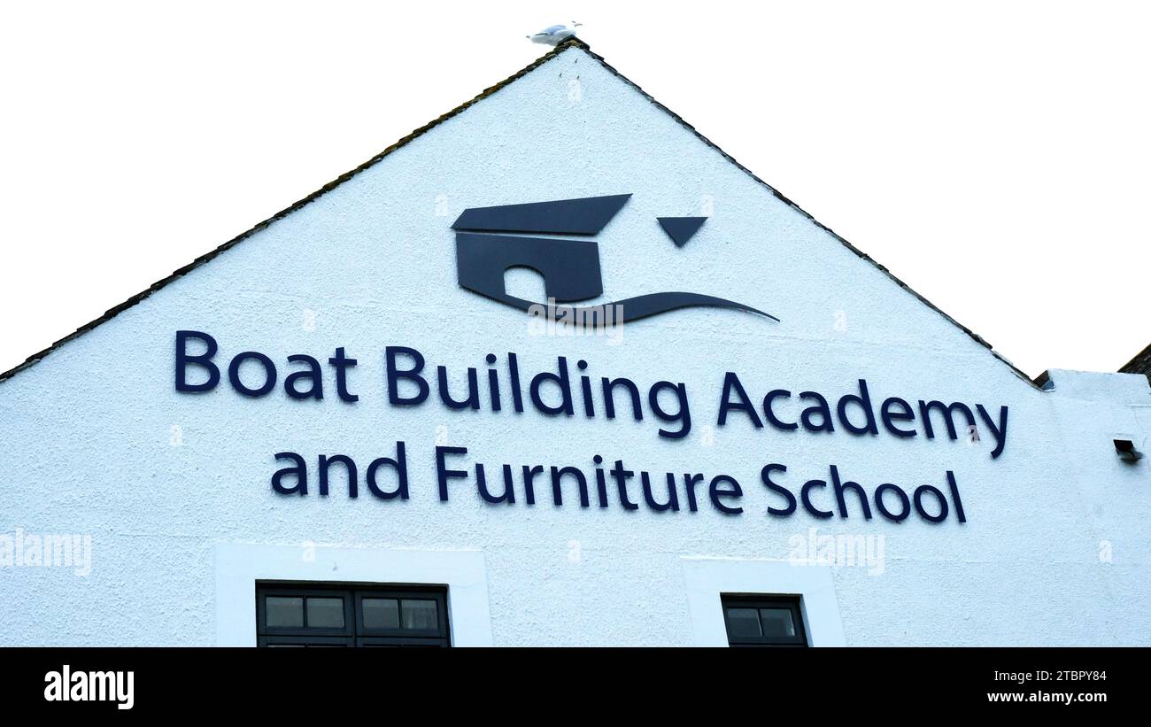Esterno con il nome e il logo della Boat Building Academy and Furniture School, Lyme Regis - John Gollop Foto Stock
