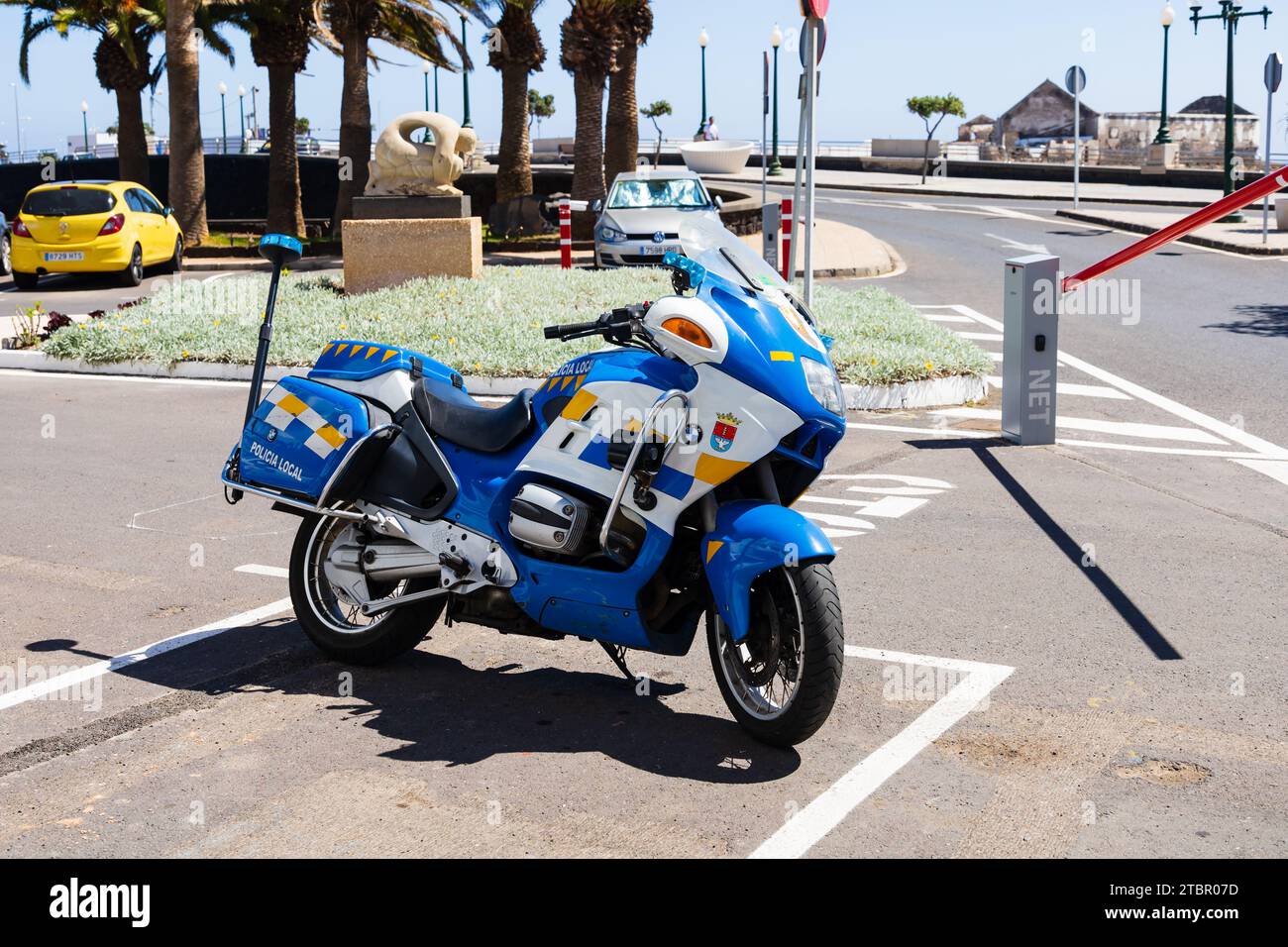 BMW Policia Local, motocicletta della polizia parcheggiata fuori dalla stazione di polizia, Av de Vargas, Arrecife, Lanzarote, Las Palmas, Spagna Foto Stock