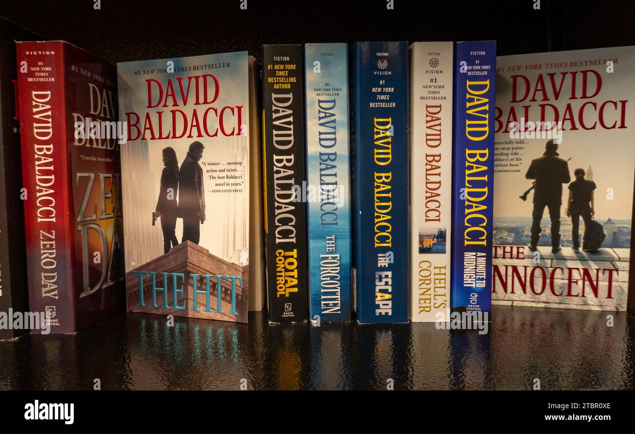 Barnes & Noble Booksellers sulla Fifth Avenue a New York City ha una vasta selezione di libri e riviste, USA 2023 Foto Stock