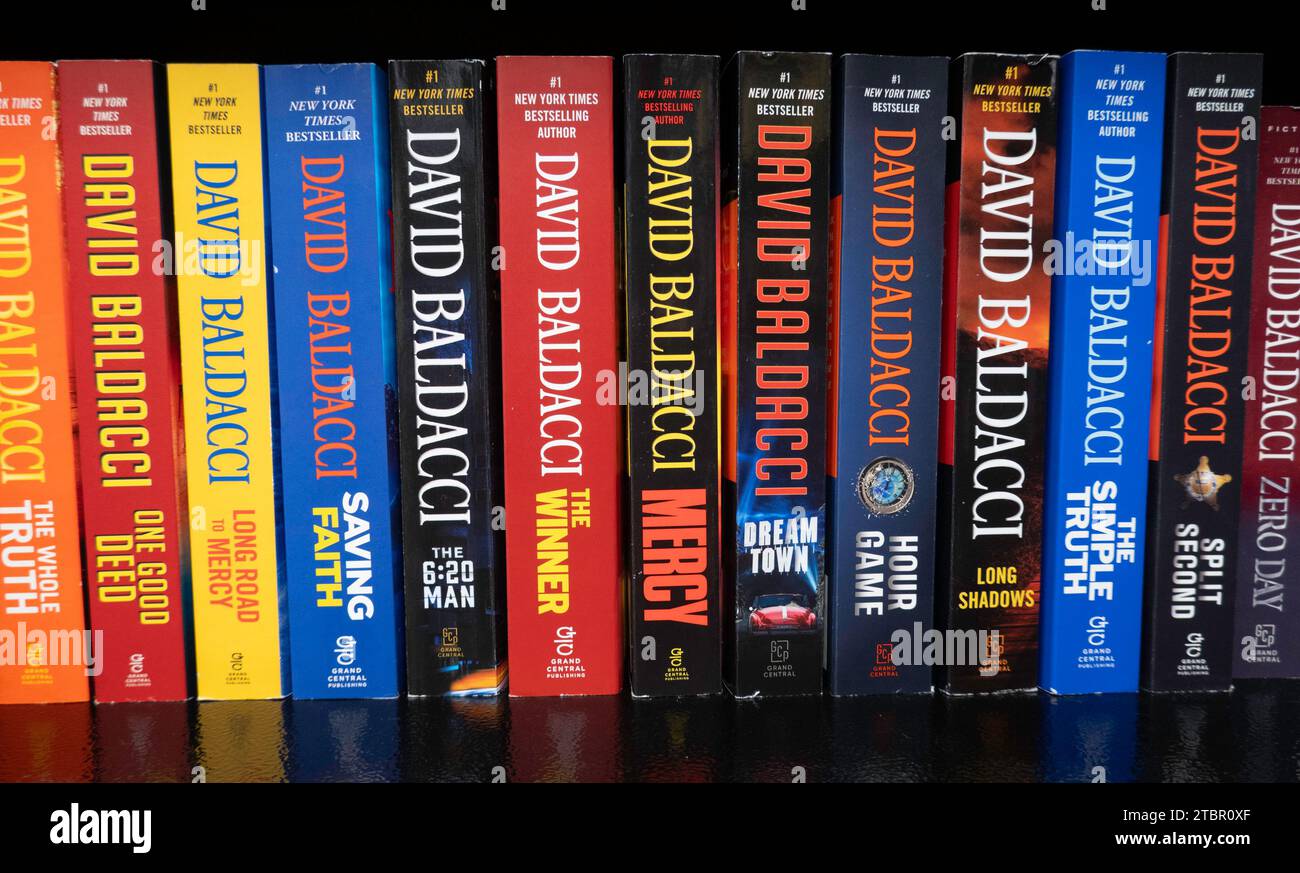 Barnes & Noble Booksellers sulla Fifth Avenue a New York City ha una vasta selezione di libri e riviste, USA 2023 Foto Stock