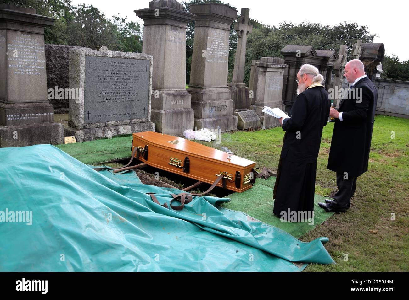 Glasgow Scozia funerale greco-ortodosso alla necropoli di Glasgow - sacerdote che legge le preghiere committali a Graveside Foto Stock