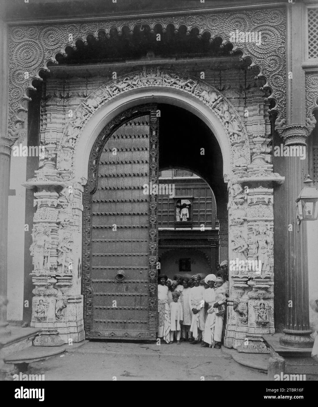 Vecchia Darbar Gateway; 1886 - 1889. Stampa argento albume. Parte di 'Bhavnagar' - Compendio fotografico. Vedute e studi architettonici di Bhavnagar, India Foto Stock