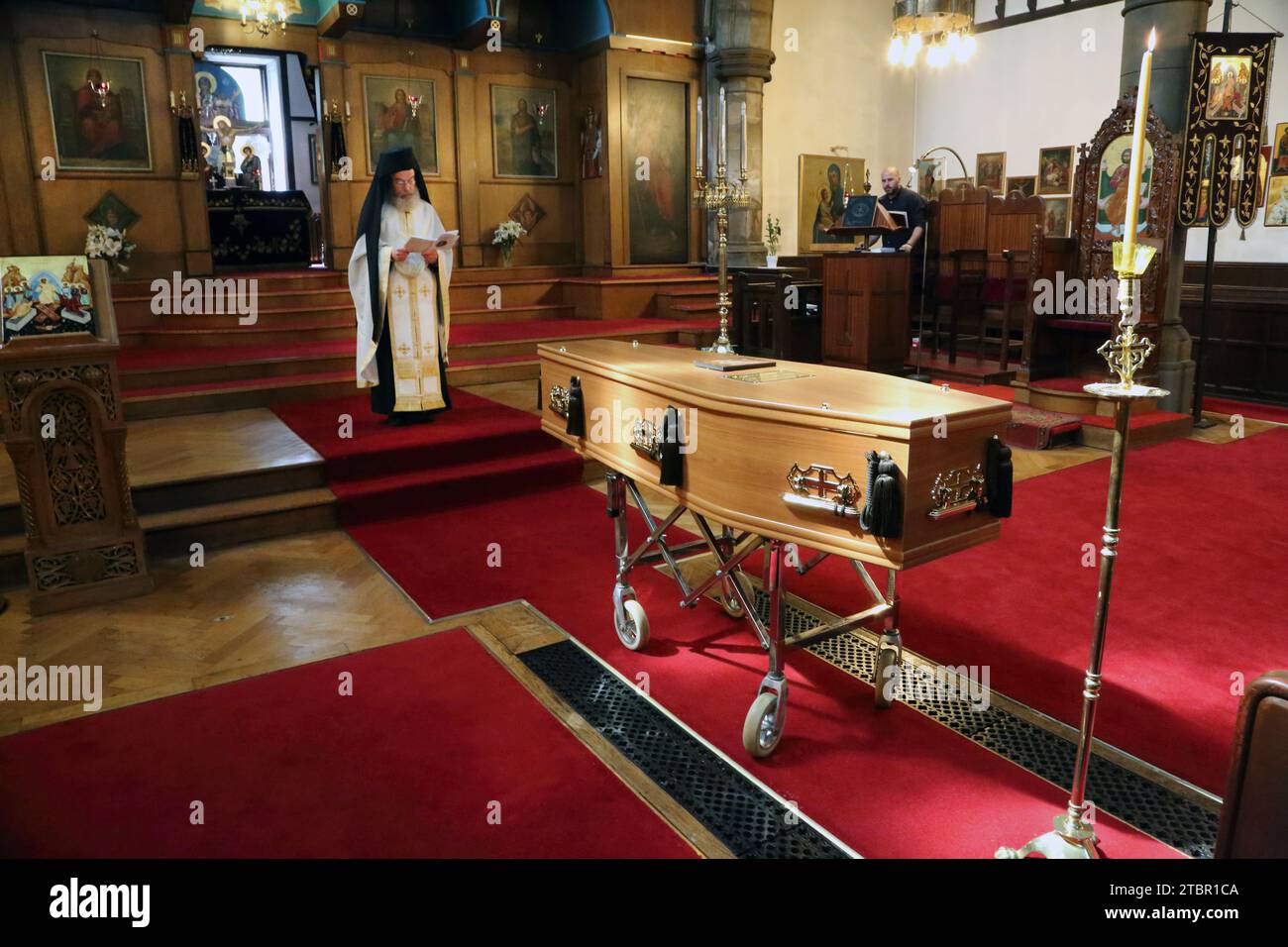 Servizio funebre greco-ortodosso presso la Cattedrale di San Luca Glasgow Scozia - lettura sacerdoti di fronte al Templon Foto Stock