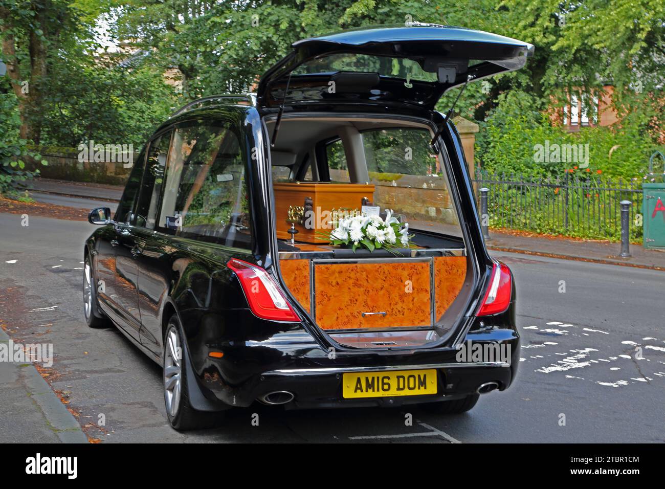 Bara trasportata in Un Hearse per Un funerale greco-ortodosso Glasgow Scozia Foto Stock