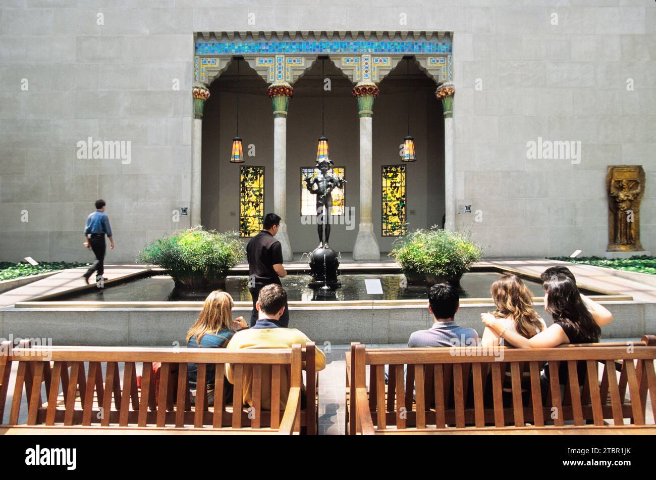 Metropolitan Museum of Art American Wing di New York. La loggia dal cortile della tenuta Louis C Tiffany Laurelton Hall. New York City, USA Foto Stock