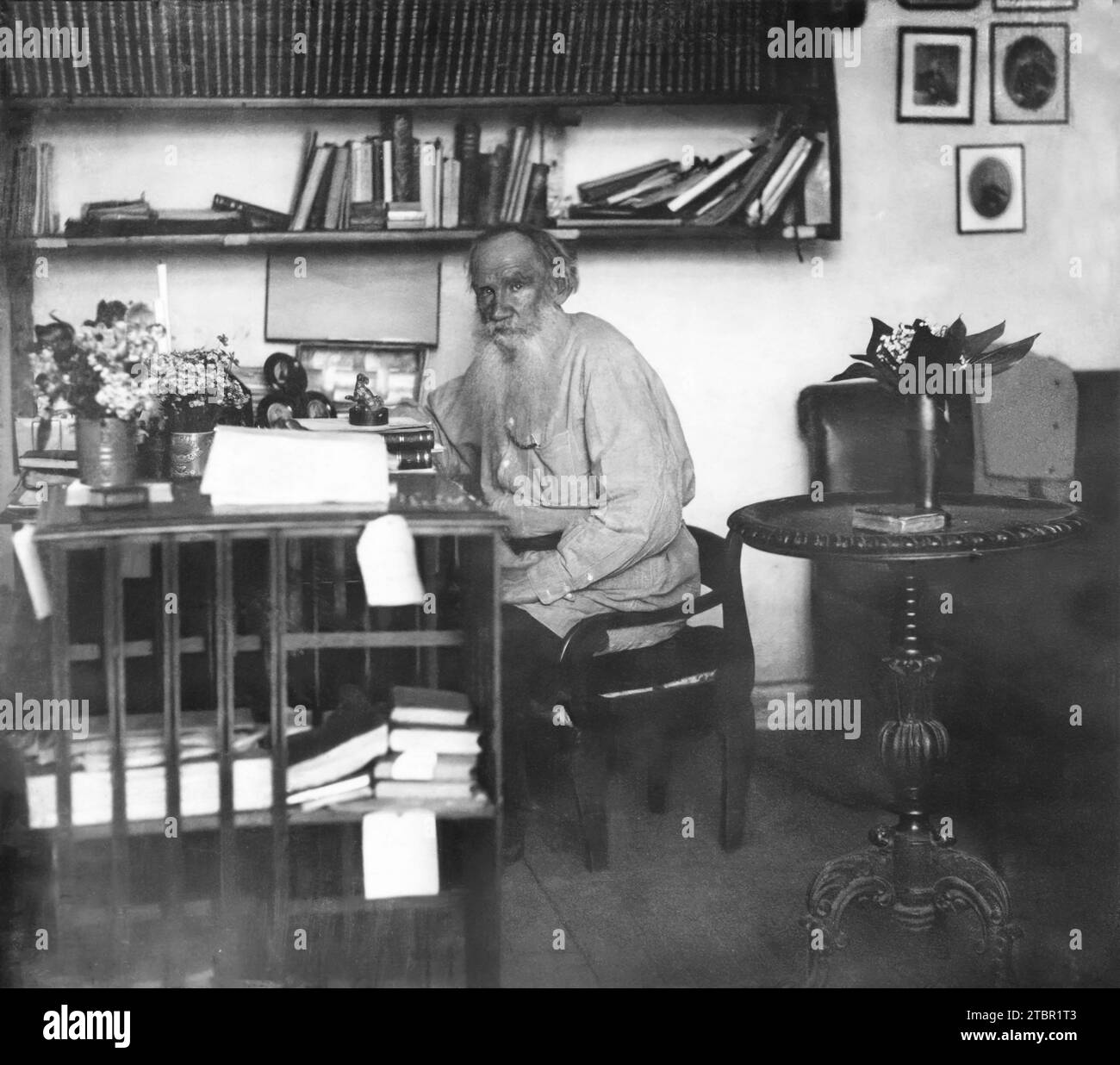 Leo Tolstoj nel suo ufficio, maggio 1908, Yasnaya Polyana, Tula Oblast, Russia. Anno: 1908. Fotografo: Sergei Prokudin-Gorskii. Foto Stock