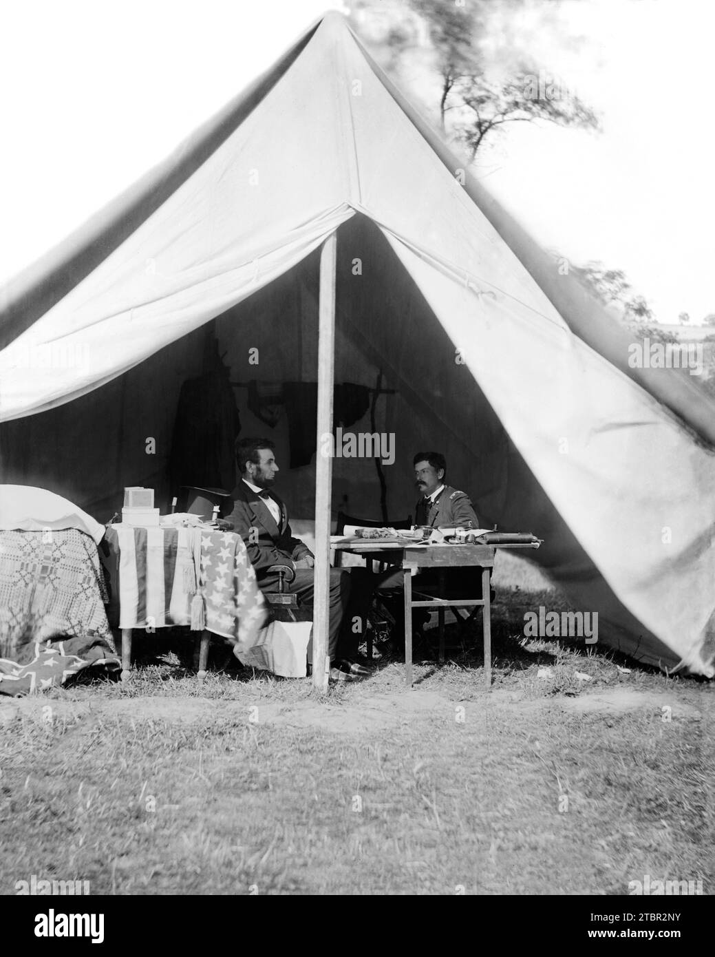 Il presidente Lincoln e il generale George B. McClellan nella tenda del generale ad Antietam, 3 ottobre 1862. Insoddisfatto della mancata risposta del generale McClellan Foto Stock