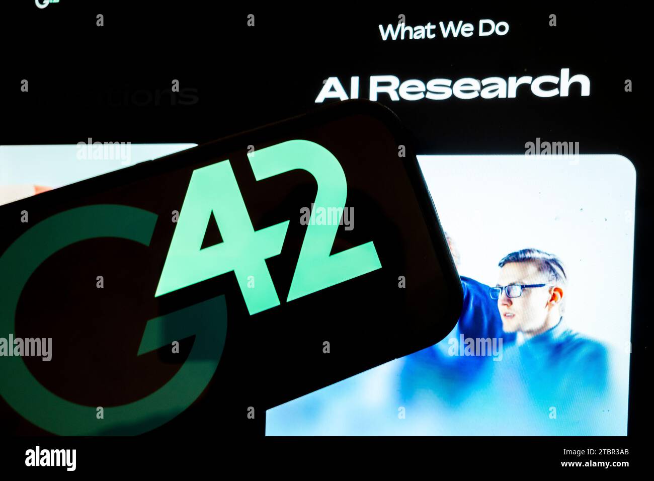 Abu Dhabi, Emirati Arabi Uniti. 6 dicembre 2023. Il logo G42.G42 è un'azienda tecnologica con sede in Medio Oriente con particolare attenzione all'intelligenza artificiale, al cloud computing e all'analisi dei dati. È stata coinvolta in vari progetti, tra cui iniziative relative all'assistenza sanitaria, alla difesa e alle città intelligenti. La società è stata fondata da Peng Xiao, che ha rinunciato alla sua cittadinanza statunitense a favore della cittadinanza degli Emirati ed è stata sottoposta a un rapporto del New York Times che accusava legami commerciali con la Cina. AI, business, tecnologia, startup, GCC, affari del Golfo. (Immagine di credito: © Taidgh Barron/ZUMA Press Wire) Foto Stock