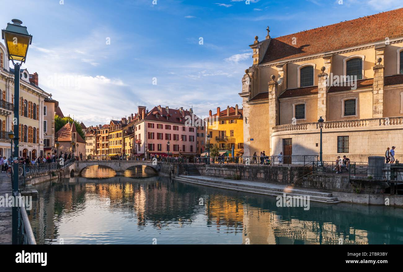 Quai de l'ile e Quai Perrière, sul fiume Thiou, e la chiesa di San Francesco sulla destra, ad Annecy, alta Savoia, Francia Foto Stock