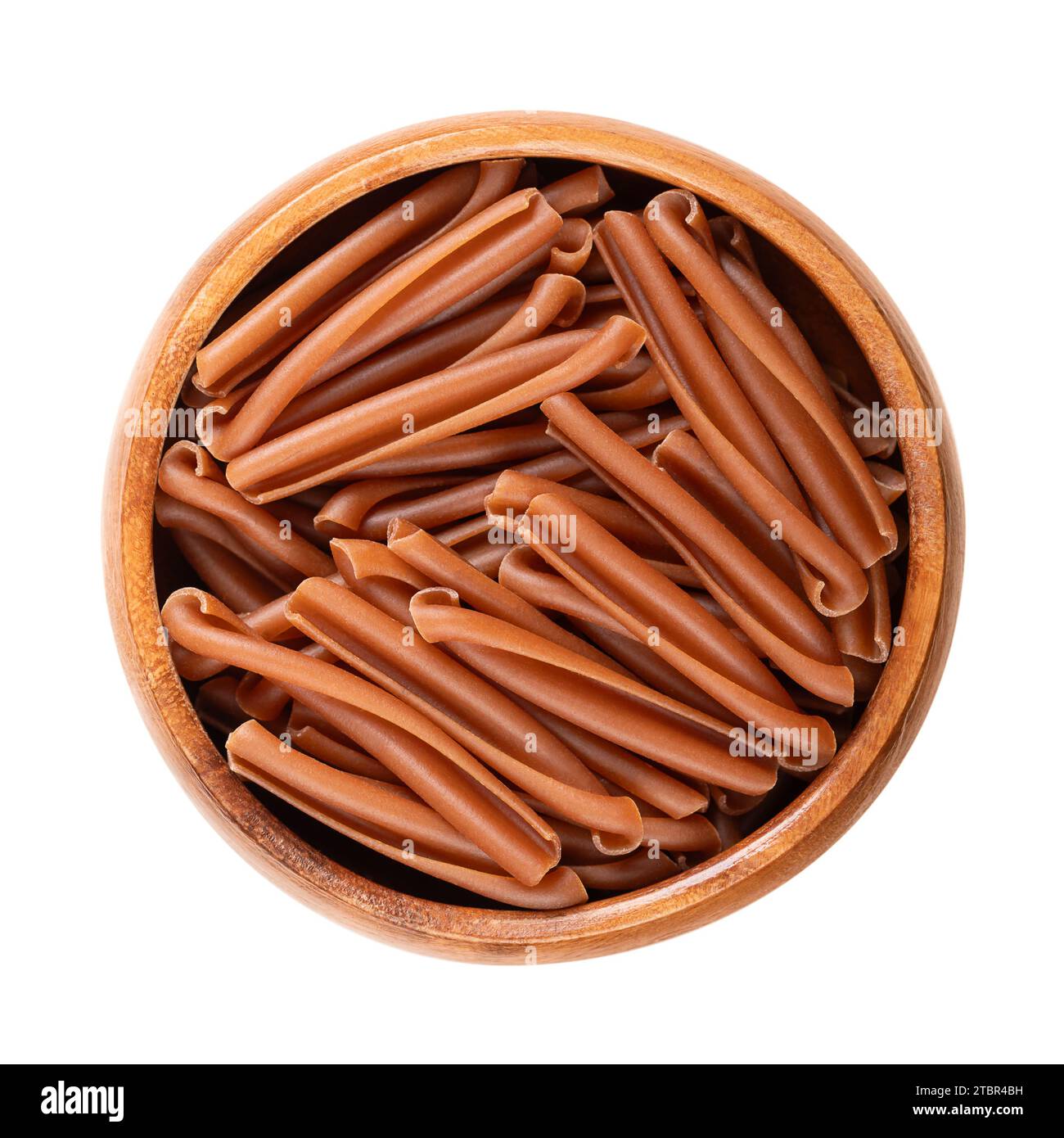 Pasta Casarecce in una ciotola di legno. Pasta senza glutine, fatta con farina di lenticchie rosse, ceci e riso. Piccoli colpi di pasta. Foto Stock