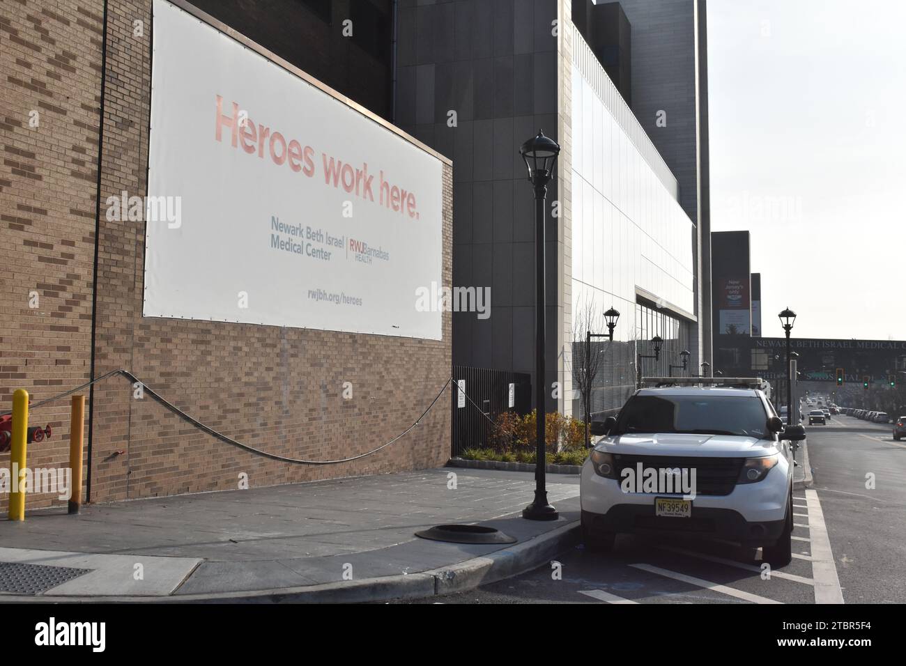 All'esterno del pronto soccorso dell'ospedale dove ha avuto luogo l'attacco di pugnalatura. L'attacco pugnalato all'interno del Newark Beth Israel Medical Center lascia due persone ferite a Newark, New Jersey, Stati Uniti l'8 dicembre 2023. Per Newark Public Safety Director Fritz Fragé, circa alle 7:09 di venerdì mattina, tre infermiere femminili al Newark Beth Israel Hospital, situato al 201 di Lyons Avenue, hanno subito lacerazioni a seguito di un alterco con una sospettata che era in visita a un paziente in terapia intensiva pediatrica. Il sospetto ha attaccato gli infermieri con un attrezzo di taglio. Secondo quanto riferito, ogni vittima e' Foto Stock