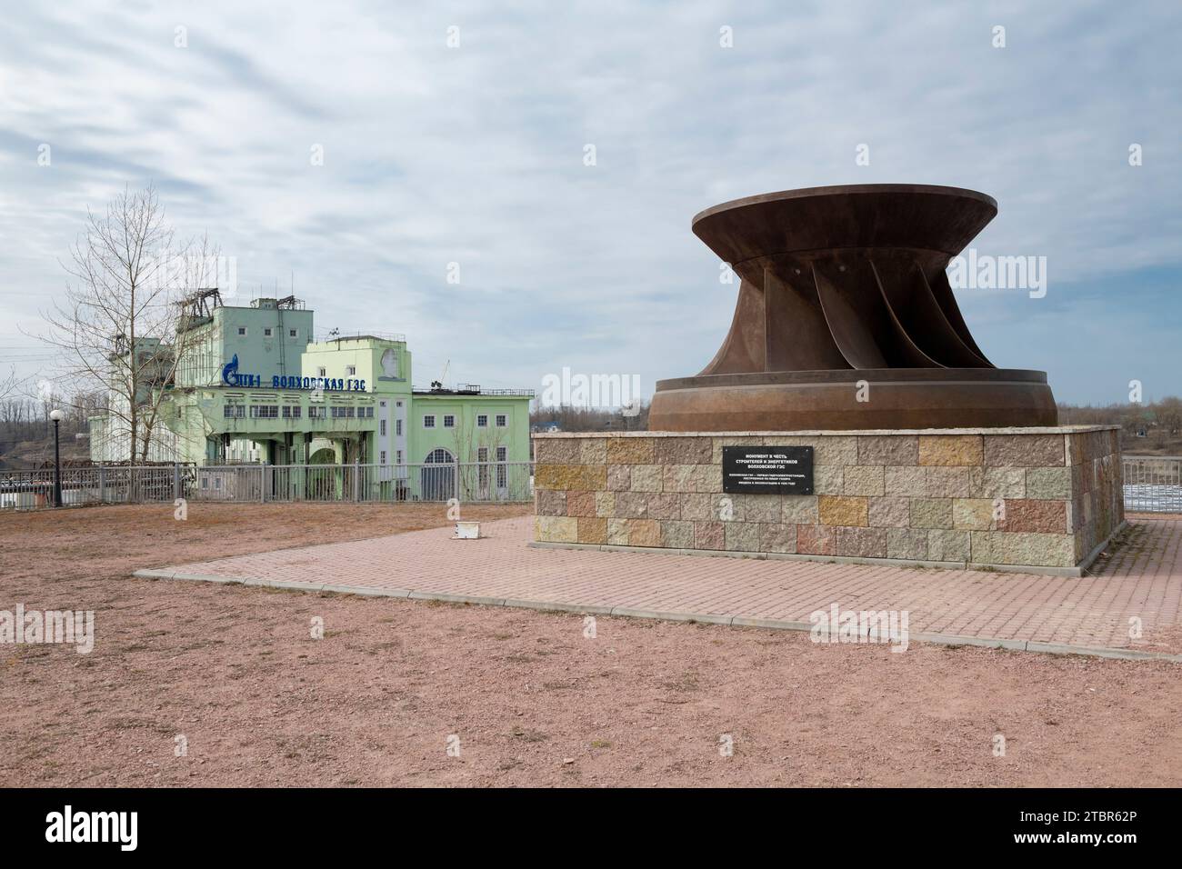 VOLKHOV, RUSSIA - 17 APRILE 2023: Monumento in onore dei costruttori e degli operai della centrale idroelettrica Volkhov in un nuvoloso giorno di aprile Foto Stock