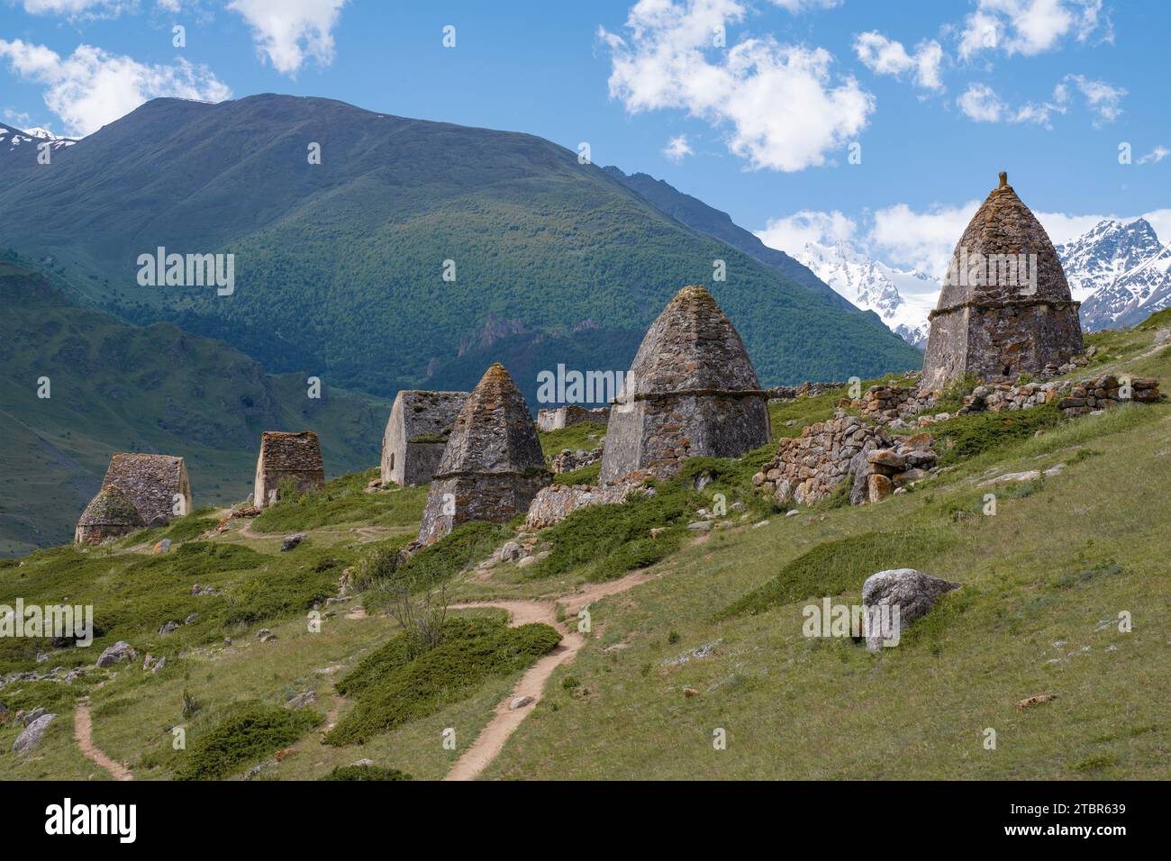 Antico complesso funerario nelle vicinanze del villaggio di montagna di El'tiubiu in un soleggiato giorno di giugno. Kabardino-Balkaria, Russia Foto Stock