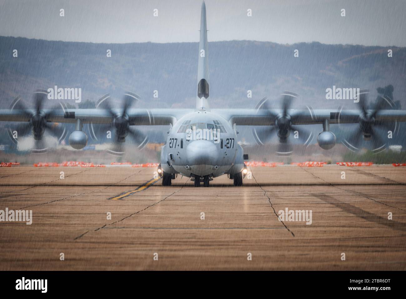 Un C-130 Hercules sta sotto la pioggia sulla tarmca all'America's Airshow 2023 a Miramar, California. Foto Stock