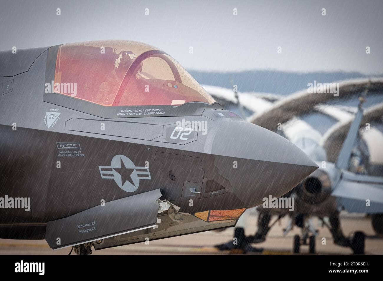 Un aviatore seduto nella cabina di pilotaggio di un F-35 Lightning II, mentre piove, all'America's Airshow 2023 a Miramar, California. Foto Stock