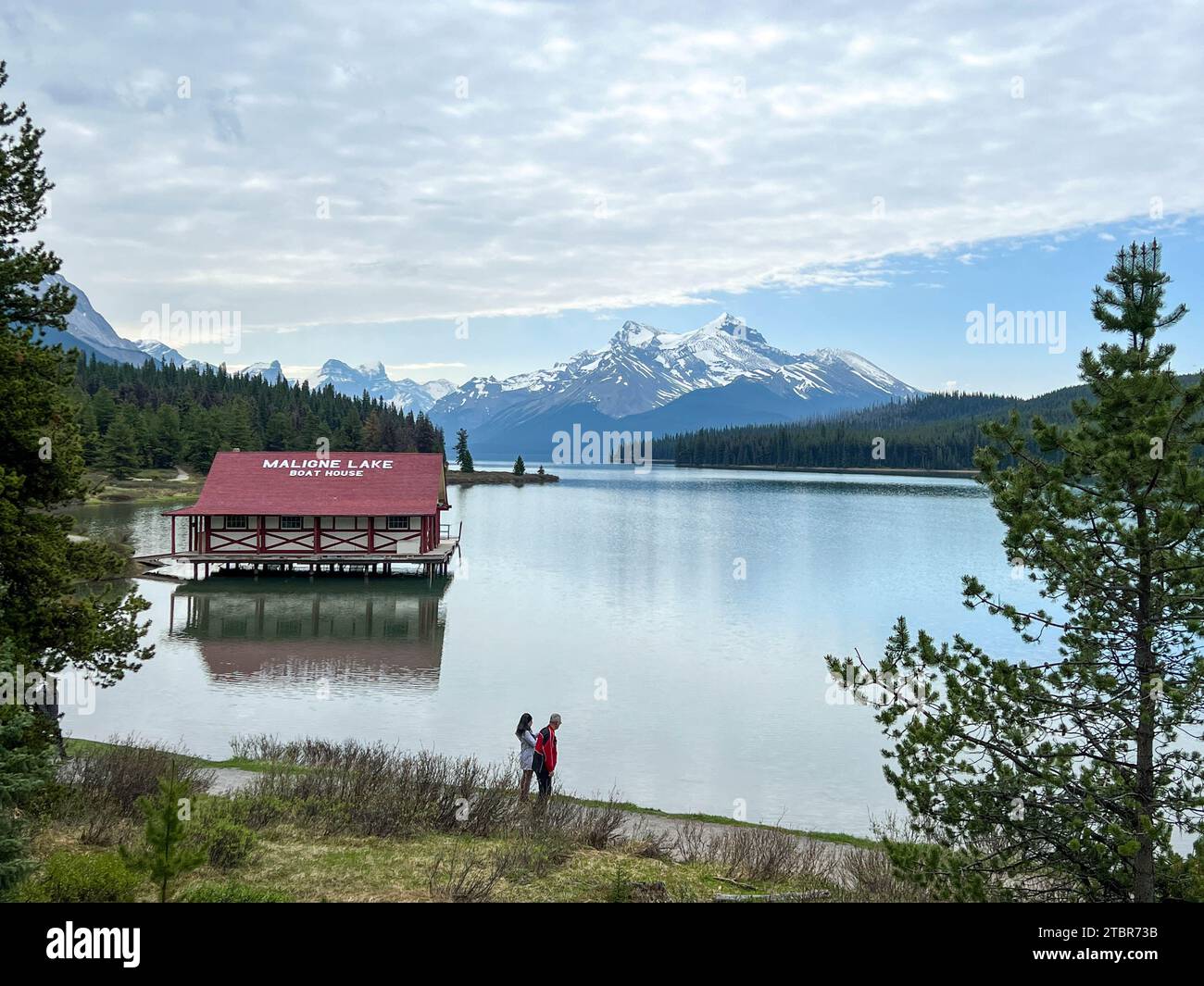 Jasper, AB Canada - 27 maggio 2023: Lago Maligne vicino a Jasper, Alberta Canada, in un giorno primaverile nuvoloso e nebbioso. Foto Stock