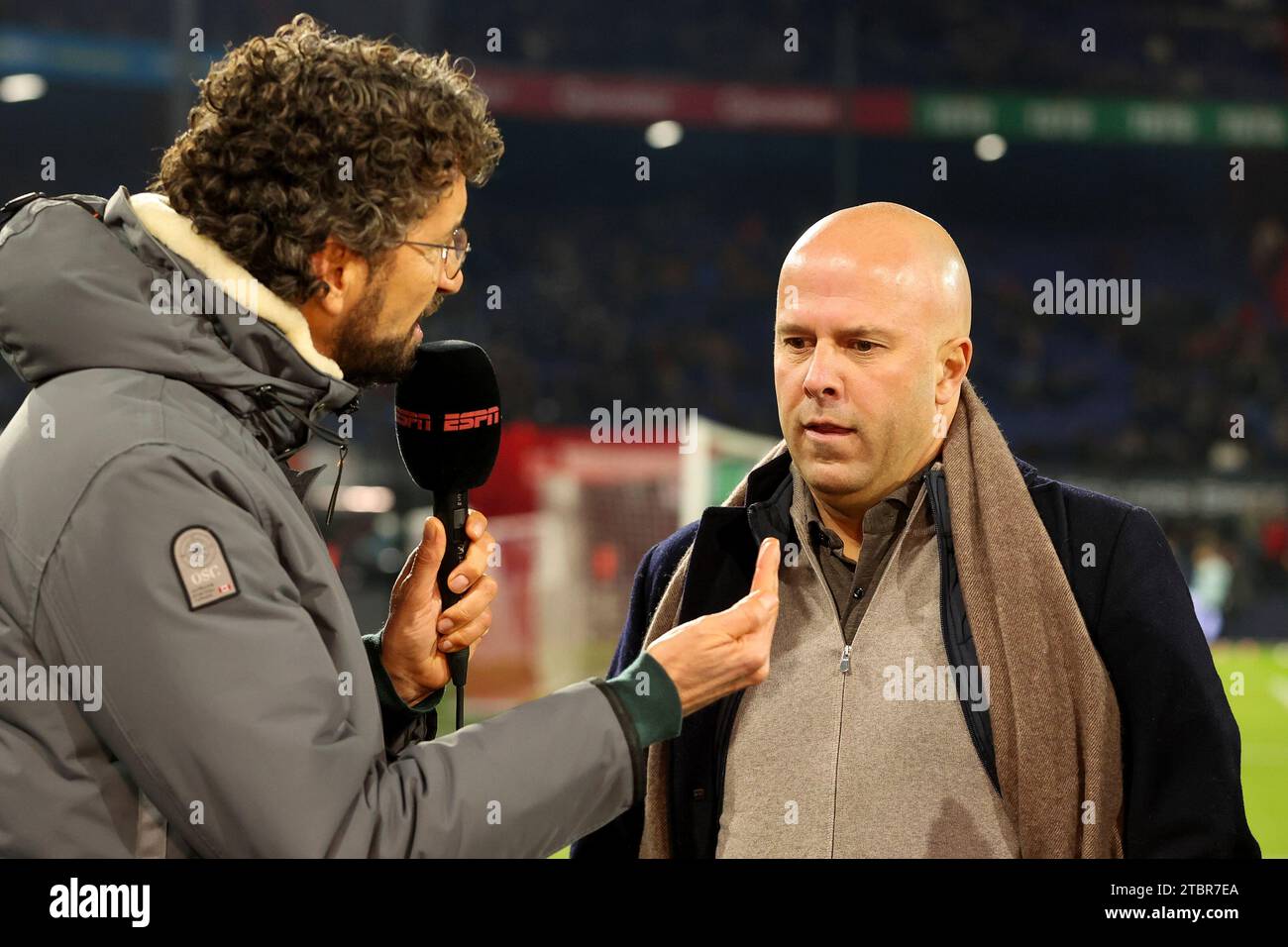 L'allenatore Arne slot of Feyenoord viene intervistato dal presentatore ESPN Jan Joost van Gangelen durante il match olandese Eredivisie tra Feyenoord e FC Volendam il 7 dicembre 2023 a Rotterdam, nei Paesi Bassi Foto Stock