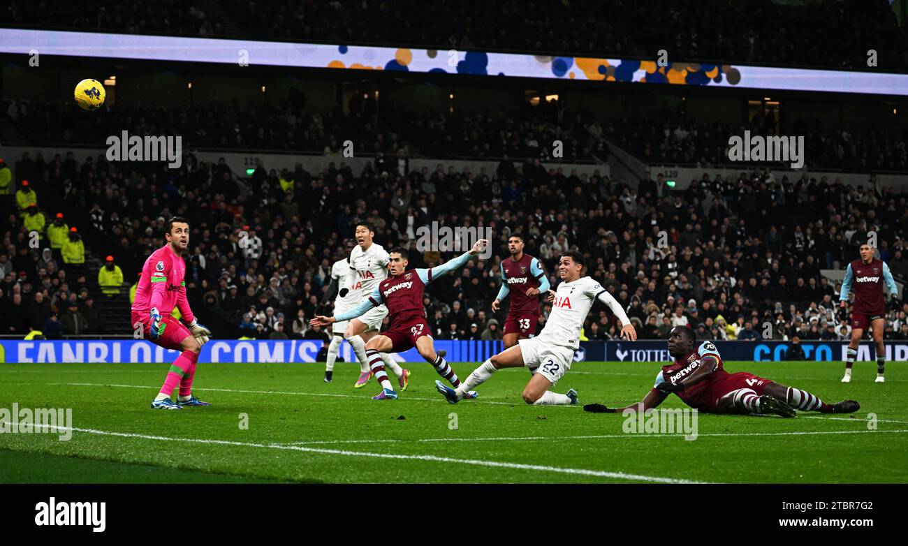 Londra, Regno Unito. 7 dicembre 2023. Brennan Johnson del Tottenham Hotspur (c) manca con un tiro in porta. Partita di Premier League, Tottenham Hotspur contro West Ham Utd allo Stadio Tottenham Hotspur di Londra giovedì 7 dicembre 2023. Questa immagine può essere utilizzata solo per scopi editoriali. Foto solo editoriale di Sandra Mailer/Andrew Orchard fotografia sportiva/Alamy Live news credito: Andrew Orchard fotografia sportiva/Alamy Live News Foto Stock