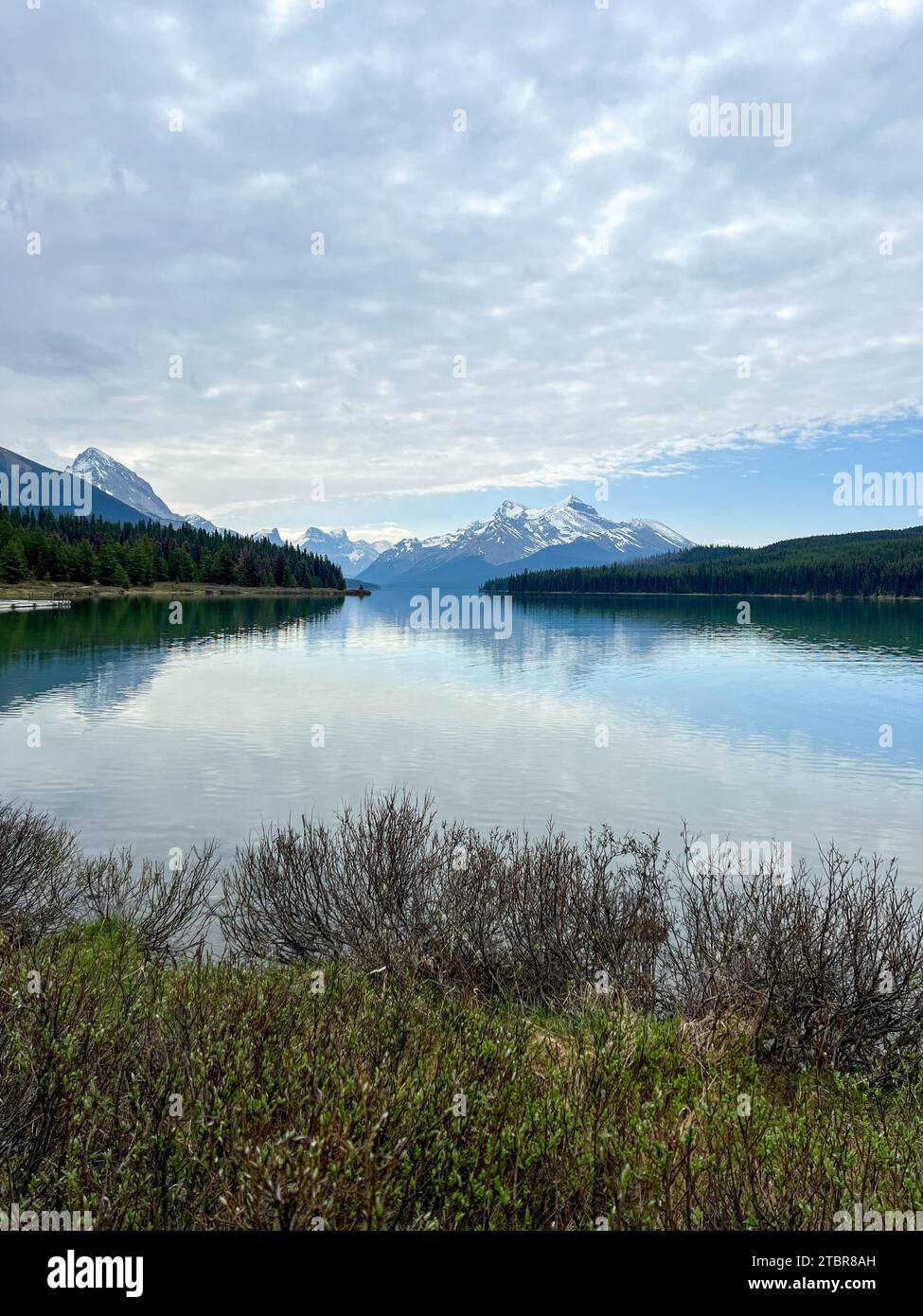 Lago Maligne vicino a Jasper, Alberta Canada, in una giornata primaverile nuvolosa e nebulosa. Foto Stock