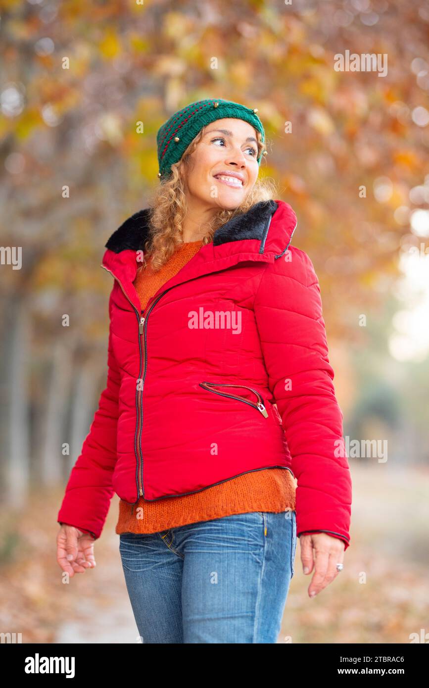 Amore natura e ambiente Happy naturale concetto di stile di vita sano. Una donna con una giacca rossa che sorride fuori in autunno Foto Stock
