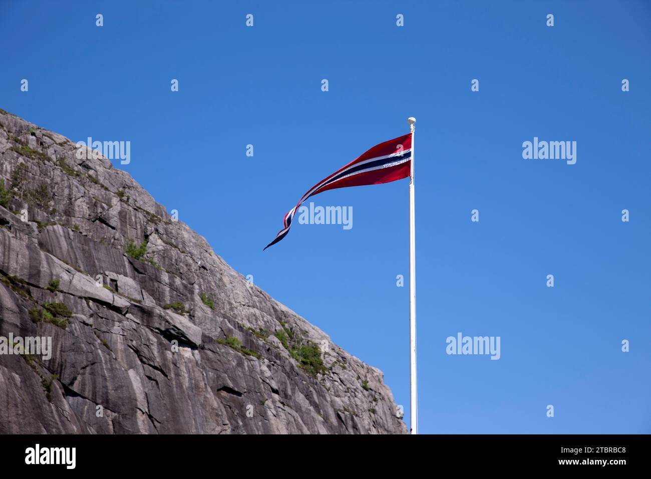 Bandiera nazionale norvegese davanti a un cielo blu Foto Stock