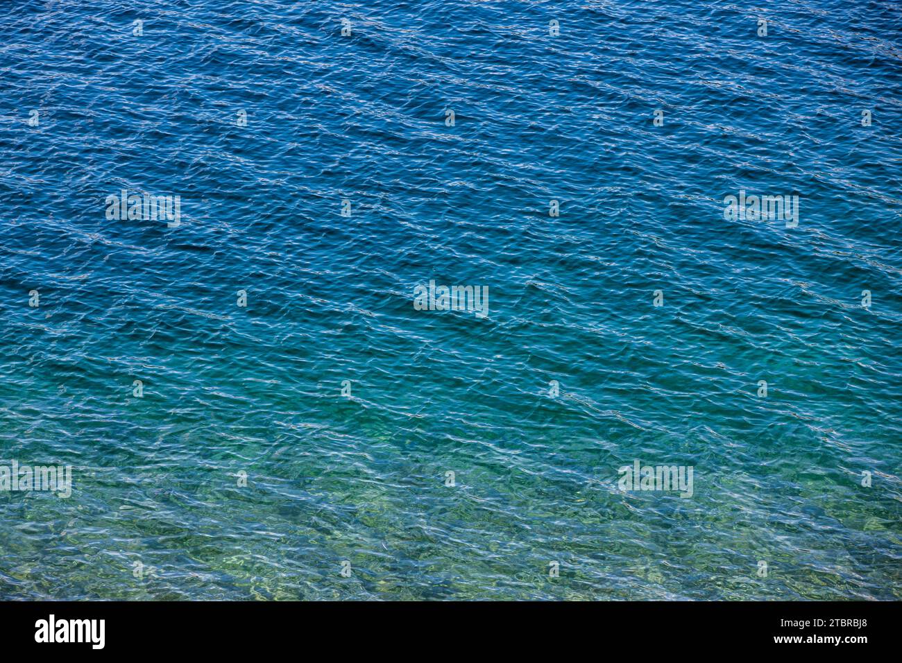 Acqua cristallina in un lago di montagna Foto Stock