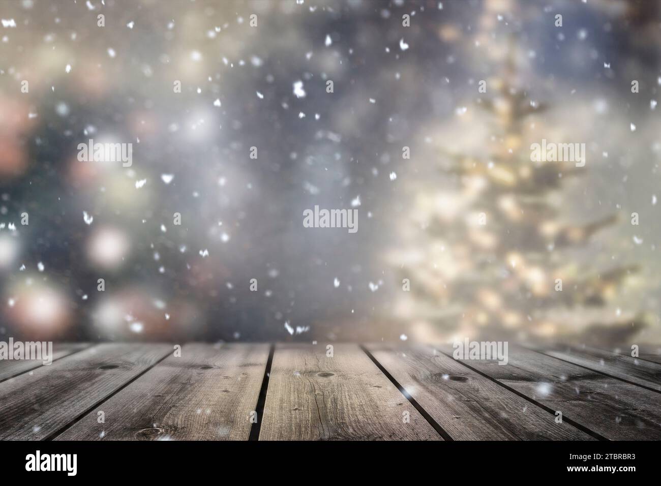 Sfondo sfocato con abeti innevati e albero di Natale Foto Stock