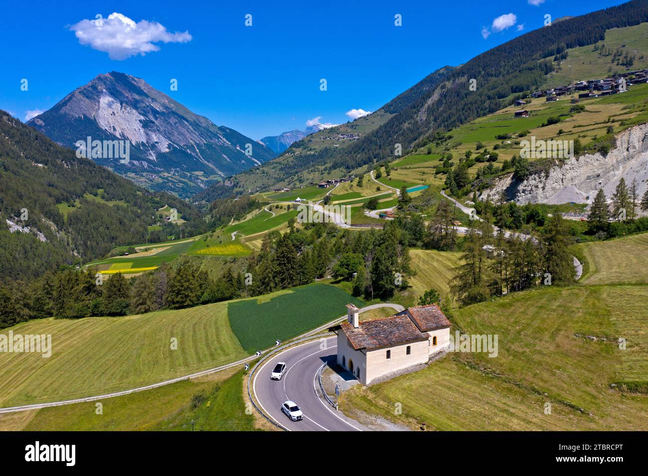 Paesaggio estivo con la cappella di Saint-Laurent sulla salita alla grande St Bernard Pass, Liddes, Vallese, Svizzera Foto Stock