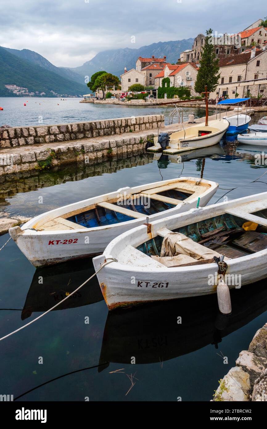 Barche nel piccolo porto di Perast, Baia di Cattaro, Montenegro Foto Stock