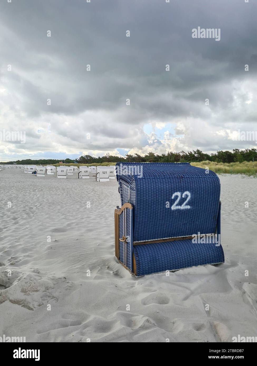 Germania, Meclemburgo-Pomerania Occidentale, Prerow, formazione di nubi sulla spiaggia sulla costa del Mar Baltico, atmosfera di temporali, nubi di pioggia sulla spiaggia c Foto Stock