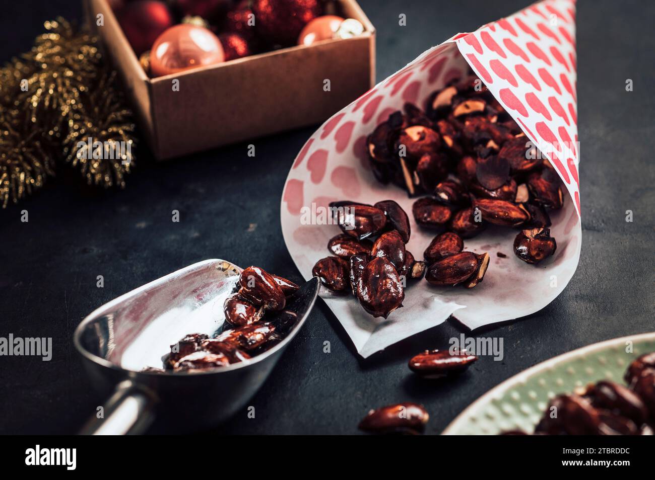 Mandorle caramellate, arrostite e candite alla cannella, specialità tipiche tedesche sui mercatini di Natale tedeschi, fatte in casa Foto Stock