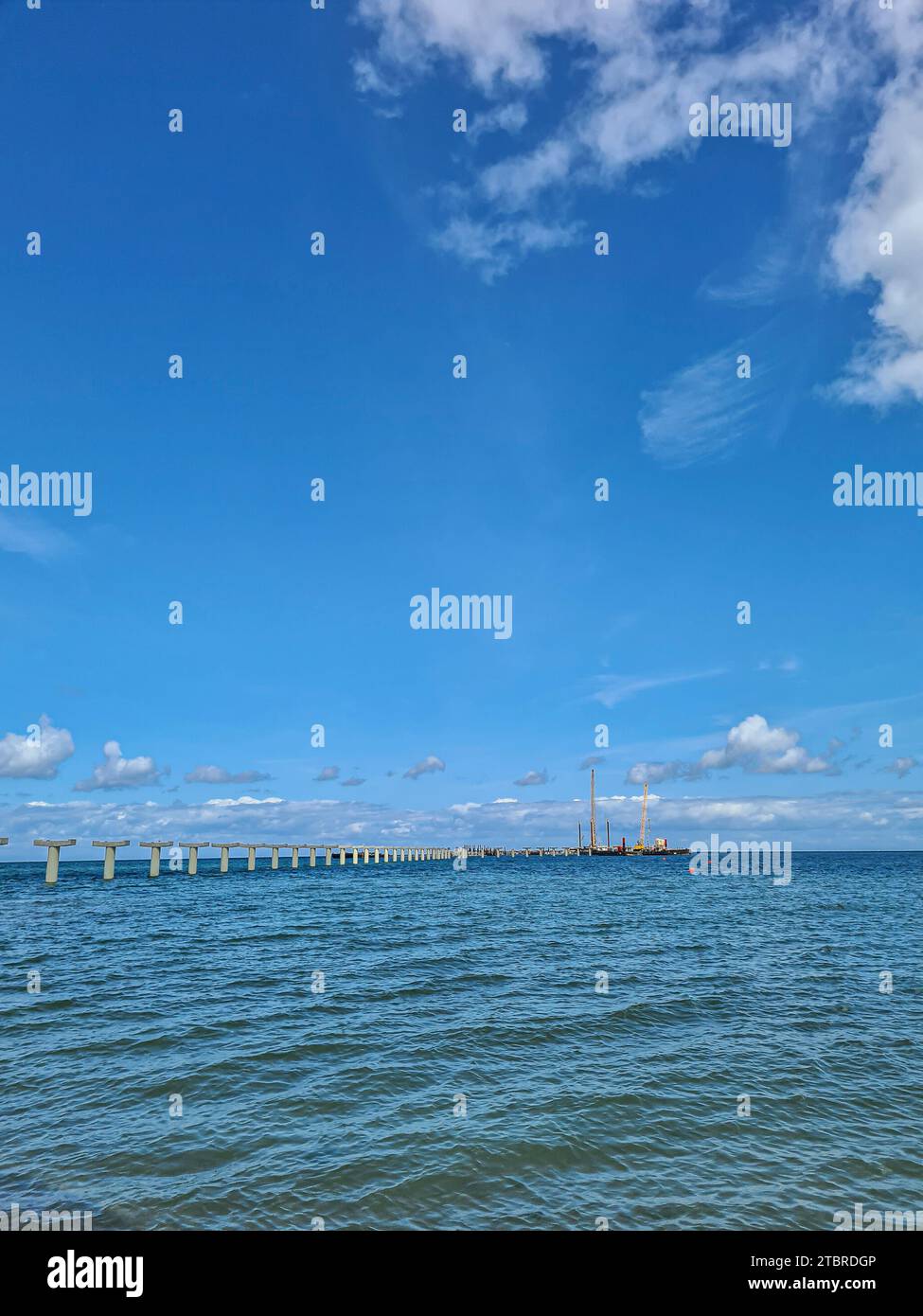 Germania, Meclemburgo-Pomerania occidentale, penisola Fischland-Darß-Zingst, Prerow, mare, pilastri in cemento del nuovo molo Foto Stock