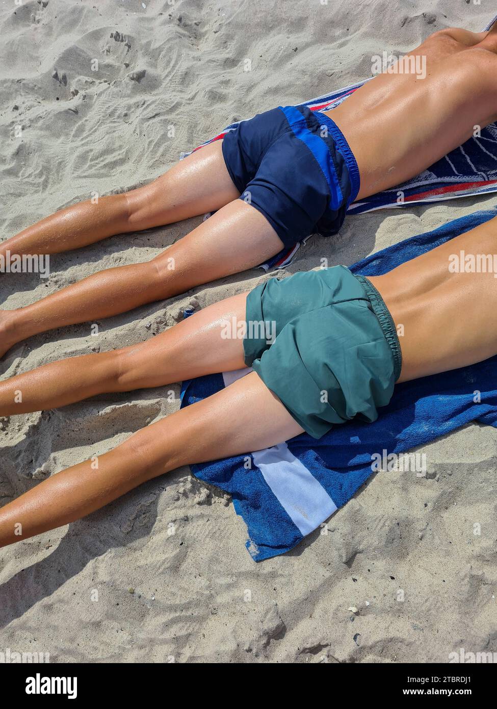 Germania, Meclemburgo-Pomerania occidentale, penisola Fischland-Darß-Zingst, Prerow, adolescenti in costume da bagno prendere il sole sulla spiaggia Foto Stock