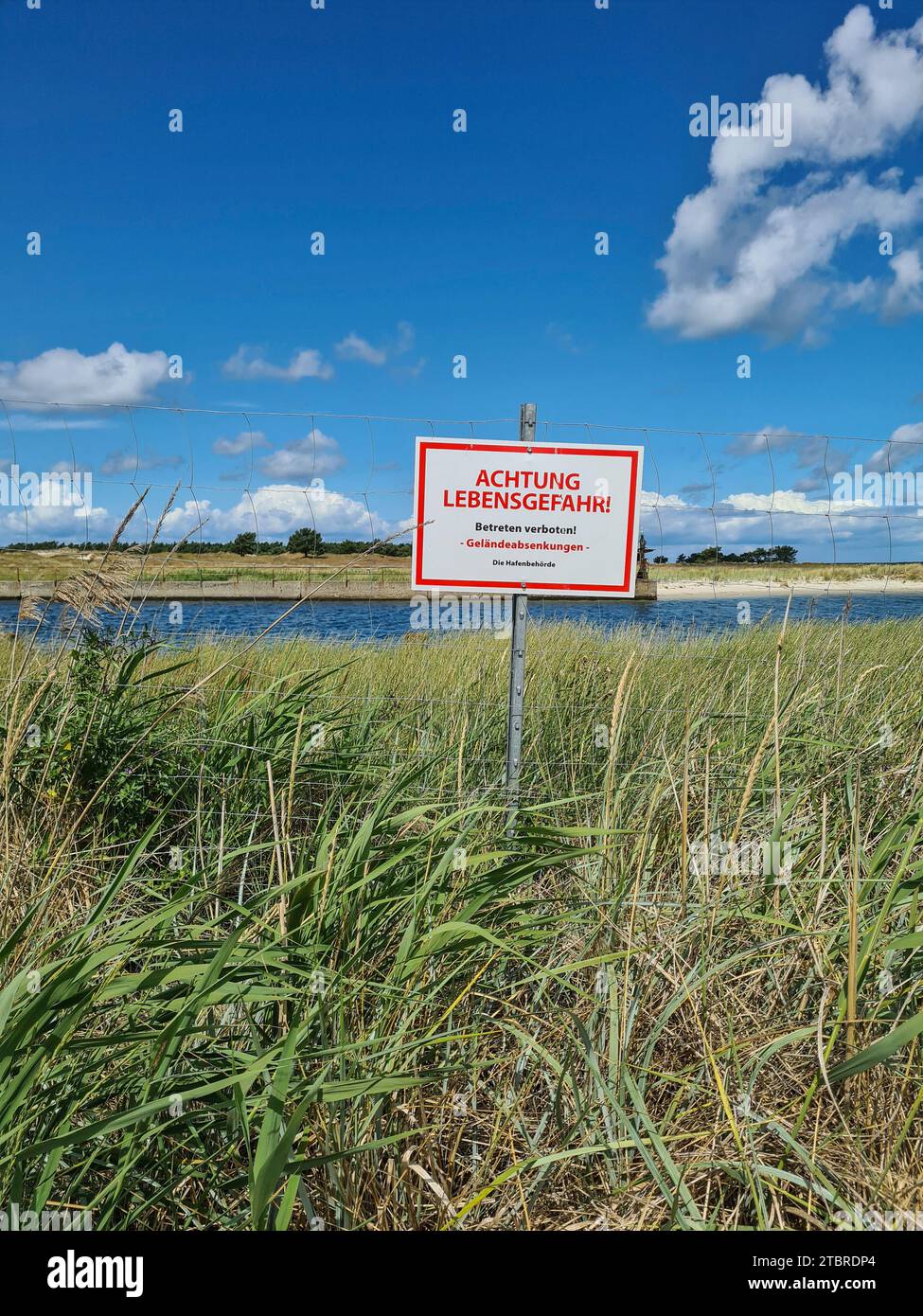 Germania, Meclemburgo-Pomerania occidentale, penisola Fischland-Darß-Zingst, cartello di avvertimento vicino al porto di emergenza Darßer Ort nel Parco Nazionale del Vorpomme Foto Stock