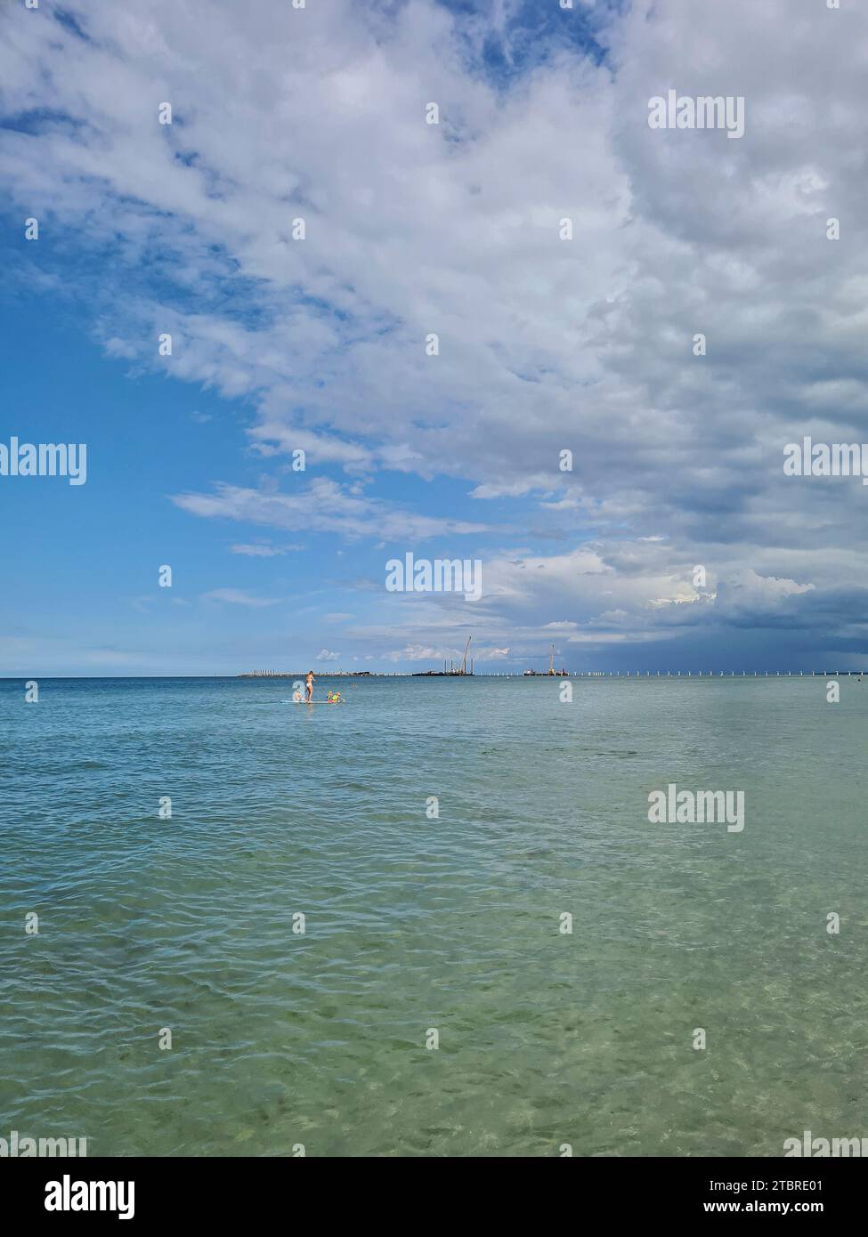 Germania, Meclemburgo-Pomerania occidentale, penisola Fischland-Darß-Zingst, vista dal molo dello Zingst alle acque turchesi del Mar Baltico Foto Stock