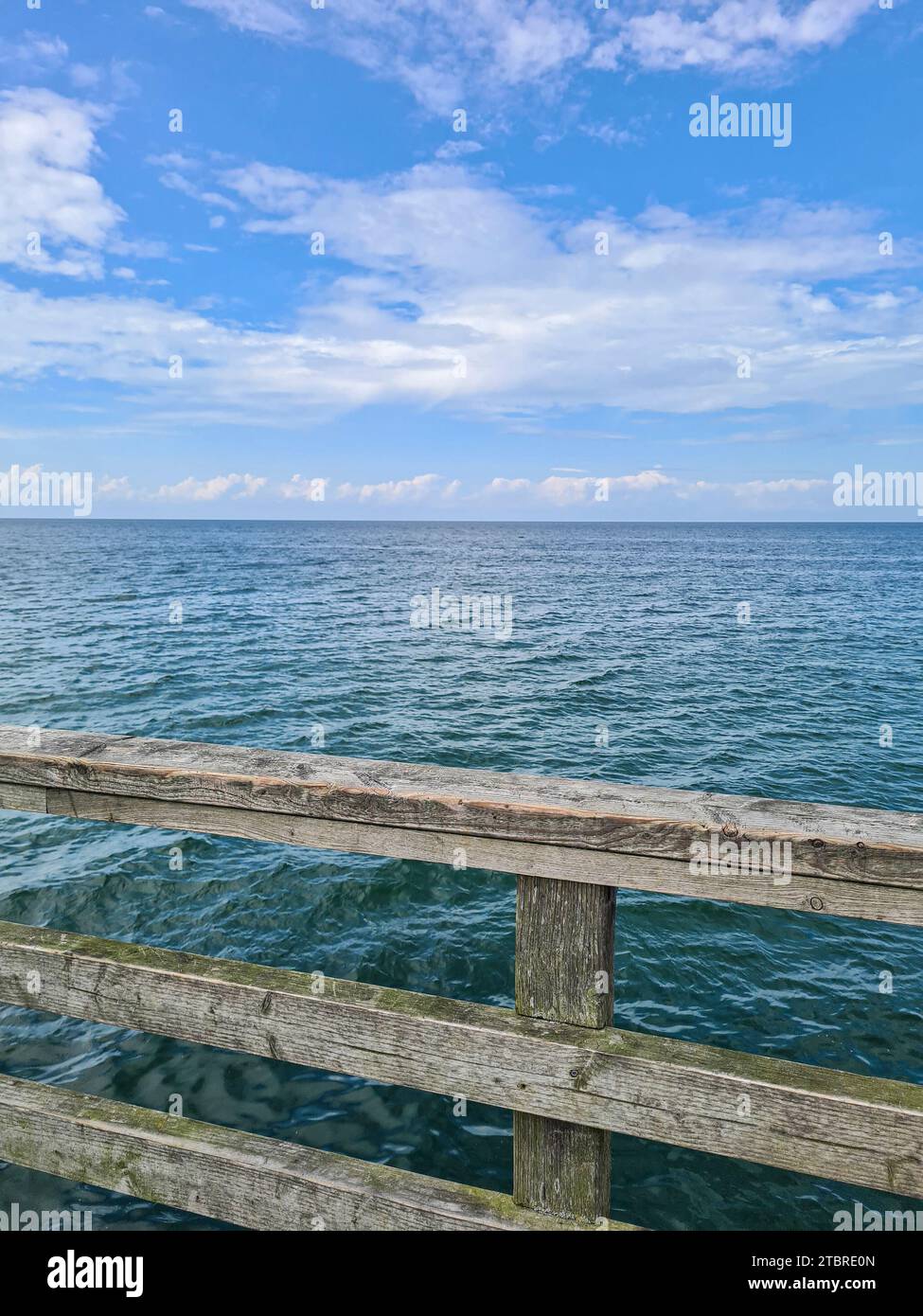 Germania, Meclemburgo-Pomerania occidentale, penisola Fischland-Darß-Zingst, vista dal molo di Zingst alle acque turchesi del Mar Baltico di fronte allo Zingst Foto Stock