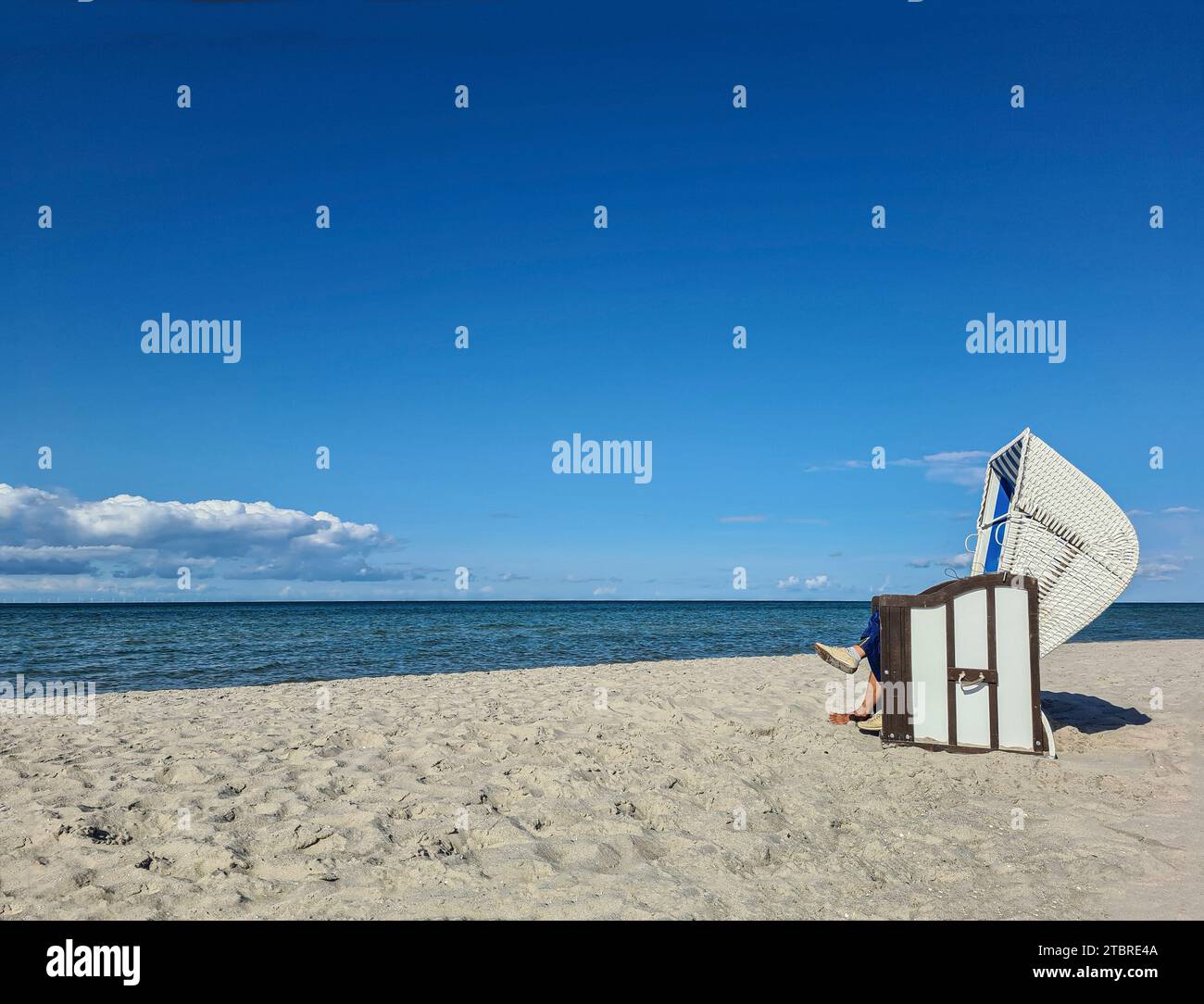 La sdraio bianca si erge alla luce del sole sulla sabbia leggera, giorno estivo a Prerow sul Mar Baltico, penisola di Fischland-Darß-Zingst, Meclemburgo-Pomerania occidentale, Germania Foto Stock