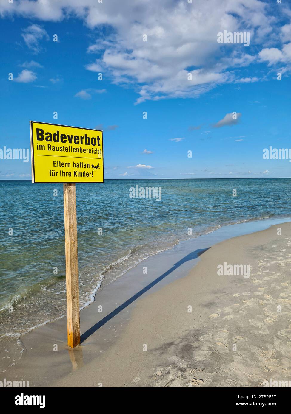 Un segnale di divieto di nuoto contro un cielo blu sulla spiaggia di Prerow, penisola di Fischland-Darß-Zingst, Meclemburgo-Pomerania occidentale, Germania Foto Stock