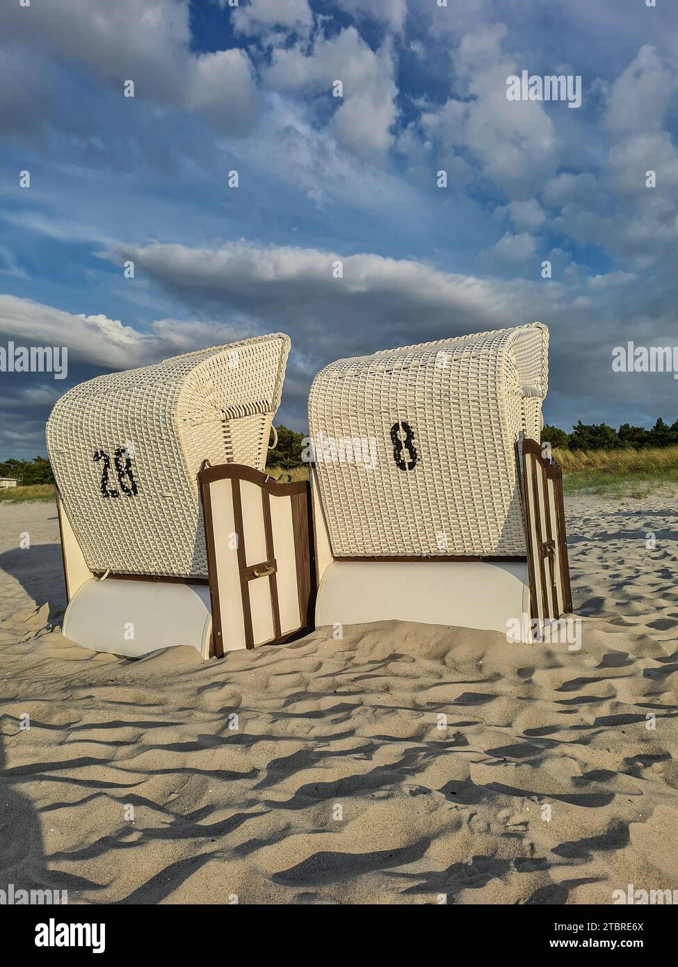 Atmosfera serale sulla spiaggia sabbiosa, due sdraio al sole serale con tracce sulla sabbia, resort di vacanza Prerow sul Mar Baltico, penisola Fischland-Darß-Zingst, Meclemburgo-Pomerania occidentale, Germania Foto Stock