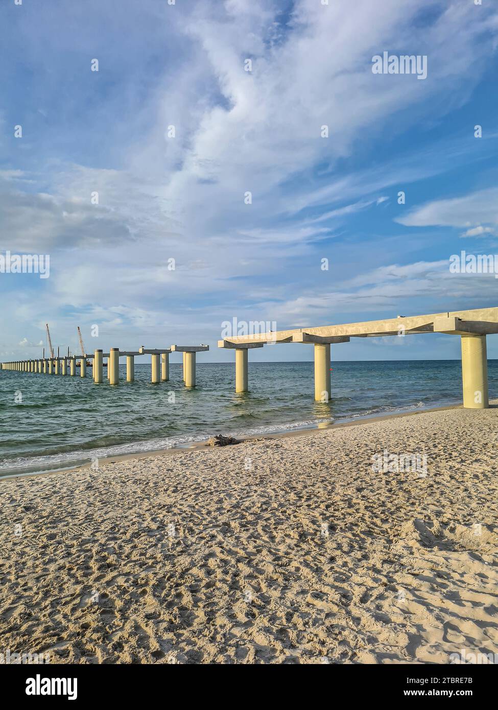 I pilastri in cemento del nuovo molo sulla spiaggia di sabbia finissima nella soleggiata luce della sera, il resort Baltico Prerow, la penisola di Fischland-Darß-Zingst, Meckle Foto Stock