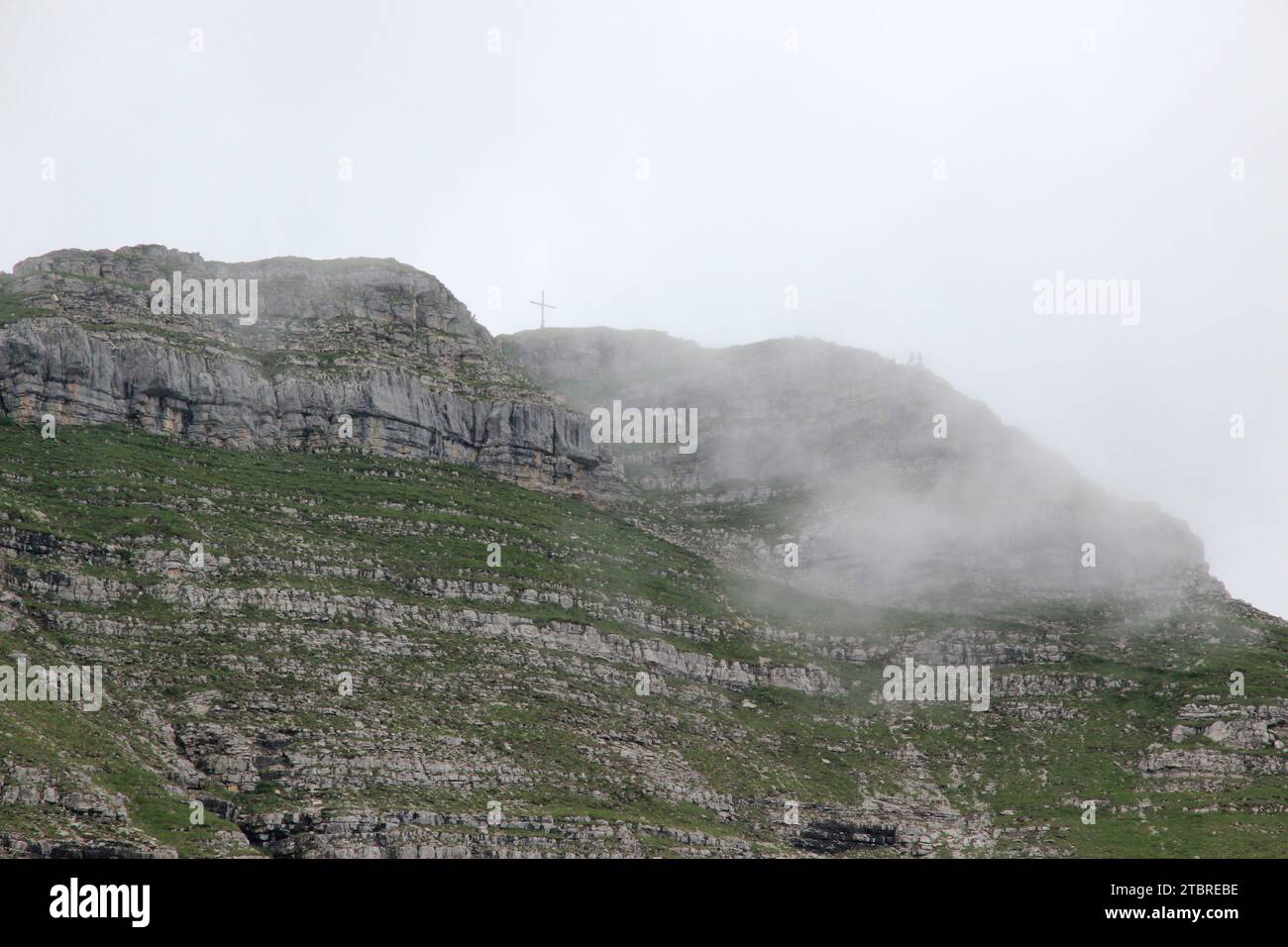 Si risveglia sulla cresta sommitale dello Schafreuter (2102 m) con croce sommitale, a Karwendel, Parco naturale Karwendel, Hinterriß, Vorderriß, Engalm, natura, m Foto Stock