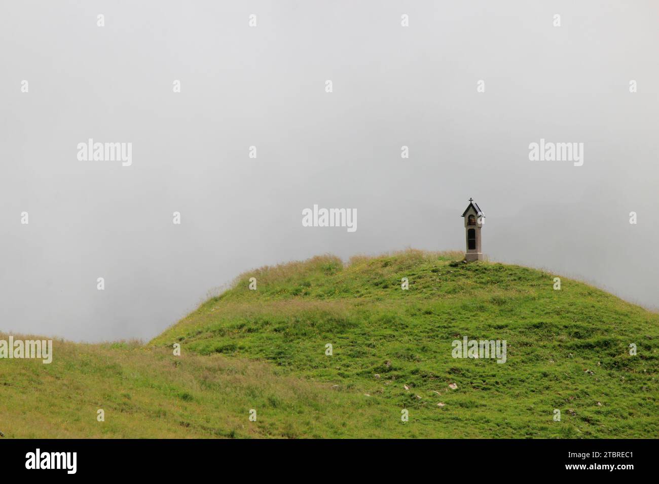 Vista dal rifugio Tölzer (1835 m) sotto la cima dello Schafreuter (2102 m) nel Karwendel su un Marterl avvolto da fitte nuvole.natura pa Foto Stock