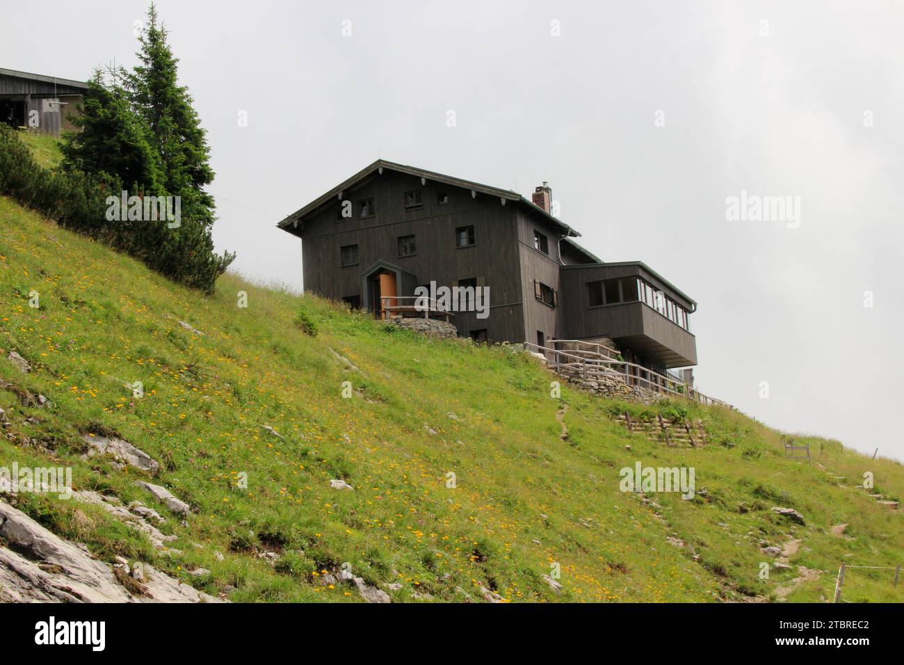 Vista del Tölzer Hütte (1835 m) sotto la cima dello Schafreuter (2102 m) nel Karwendel, Parco naturale Karwendel, Hinterriß, Vorderriß, Engalm, na Foto Stock