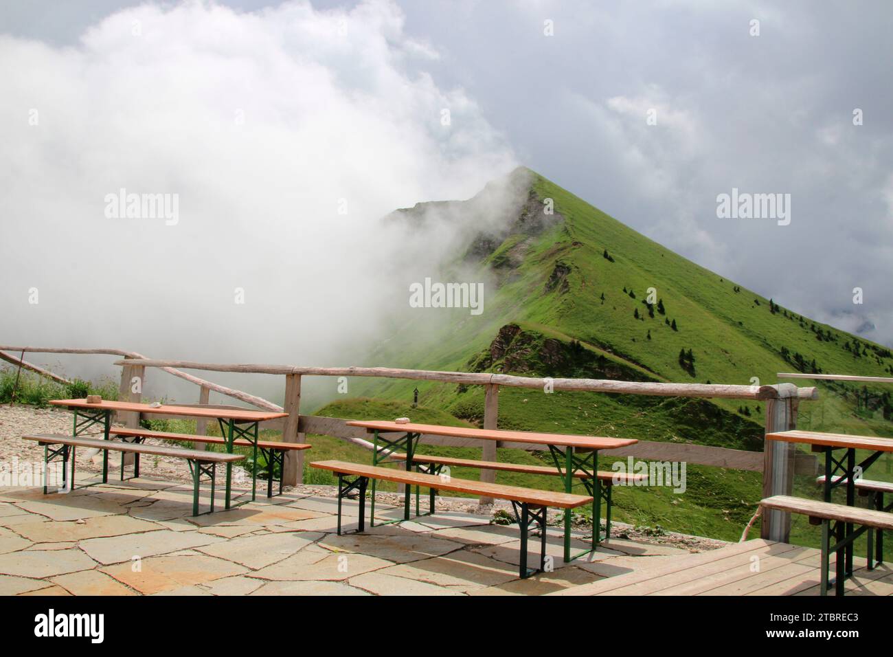 Le panchine della birra ti invitano a soffermarti. Vista panoramica al Tölzer Hütte (1835 m) nel Karwendel, sullo sfondo il Delpsjoch che si forma con la sua f Foto Stock