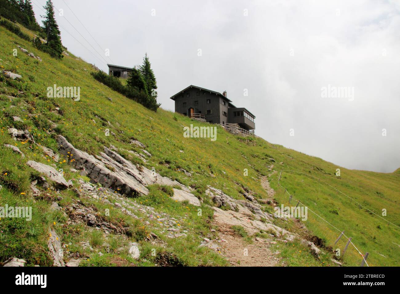 Vista del Tölzer Hütte (1835 m) sotto la cima dello Schafreuter (2102 m) nel Karwendel, Parco naturale Karwendel, Hinterriß, Vorderriß, Engalm, na Foto Stock