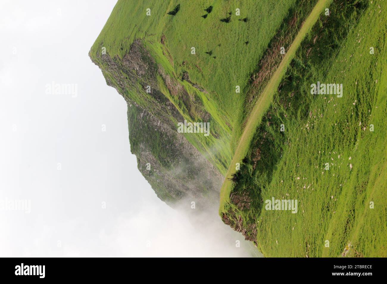 Vista dal Tölzer Hütte (1835 m) sotto la cima dello Schafreuter (2102 m) nel Karwendel fino al Delpsjoch che forma con il suo fianco una barriera Foto Stock