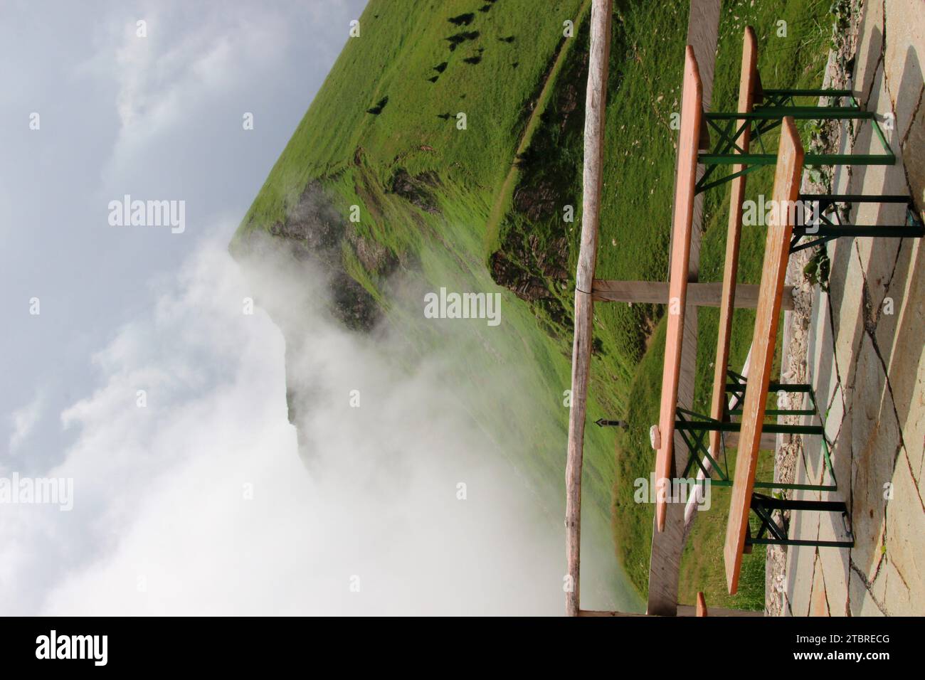 Vista panoramica sul Tölzer Hütte (1835 m) sotto la cima dello Schafreuter (2102 m) nel Karwendel fino al Delpsjoch che si forma con il suo fianco a Foto Stock
