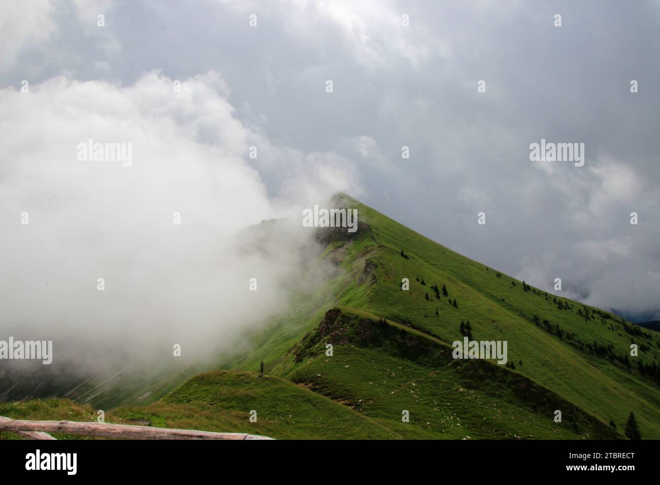 Vista dal Tölzer Hütte (1835 m) sotto la cima dello Schafreuter (2102 m) nel Karwendel fino al Delpsjoch che forma con il suo fianco una barriera Foto Stock